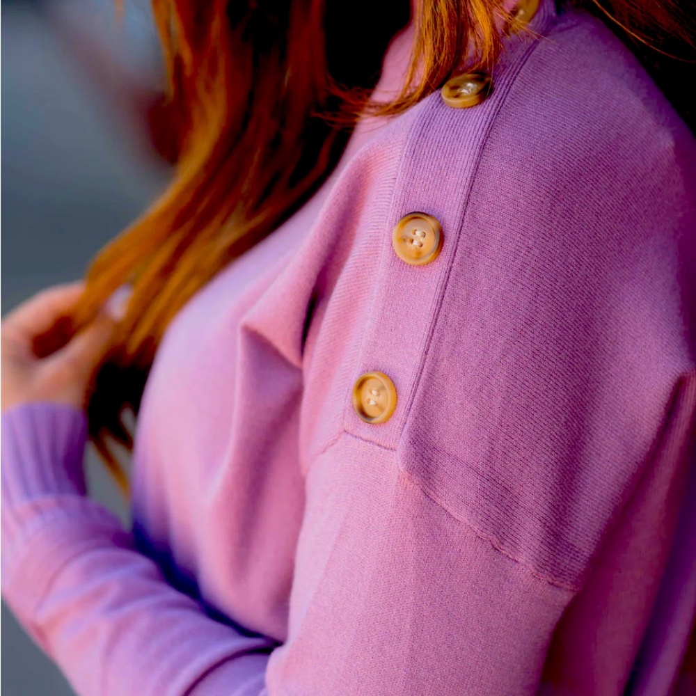 BNWT 4 Button Shoulder sweater! Size L • Beautiful lilac /purple color